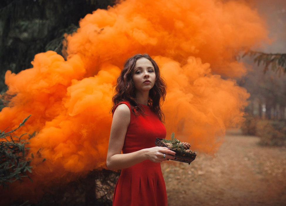 Фотосессия в оранжевых облаках дыма